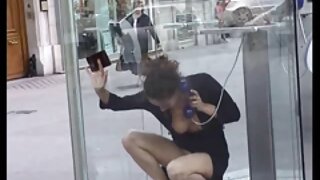 Slatka slatka djevojka u crnim čarapama sex filmovi besplatno prstima zadirkuje svoju macu